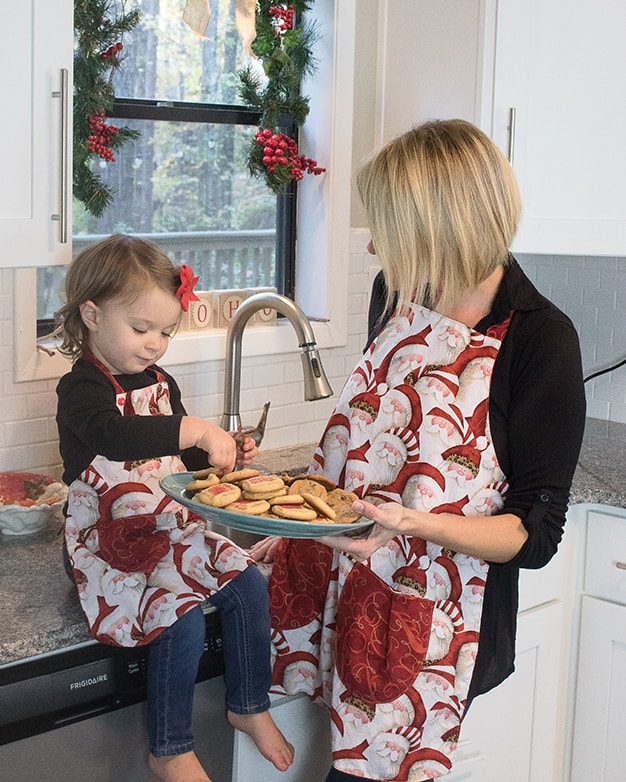 FREE Holly's Reversible Apron. PDF downloadable sewing pattern toddler,  girls, tween & womens sizes. - The Simple Life